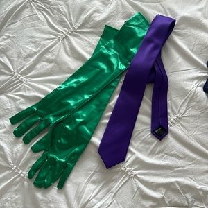 Green gloves and purple tie for a costume (joker)